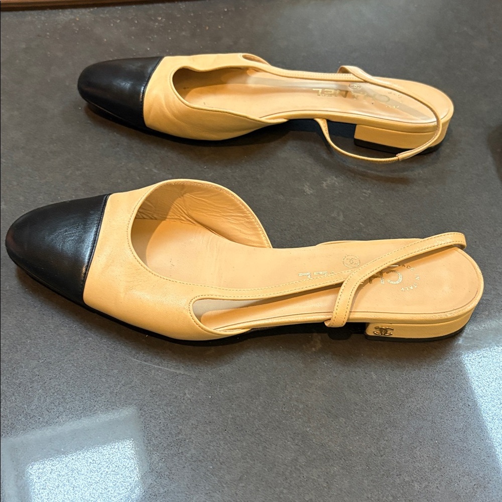 CHANEL Women's Black and Cream Flats - Picture 4 of 8